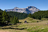 Percorrendo la sponda NW del lago di Devero si può godere di ampio panorama sul panettone del Cobernas (verso SE). 